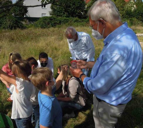 Kinder und Erwachsene spielen